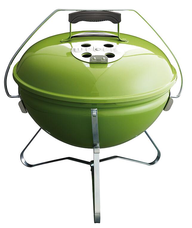 Kompakt, schick und toll für unterwegs: Der Holzkohlegrill „Smokey Joe“ von Weber, hier in schickem Frühlingsgrün. Schön für die Party ...