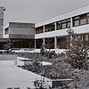 Als das neue Gymnasium bezogen wurde, freuten sich alle über die hellen Räume. Die gibt es auch heute noch, doch innen hat sich manches ...