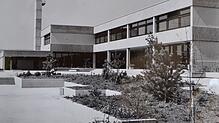 Als das neue Gymnasium bezogen wurde, freuten sich alle über die hellen Räume. Die gibt es auch heute noch, doch innen hat sich manches ...