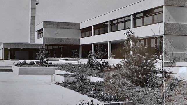 Als das neue Gymnasium bezogen wurde, freuten sich alle über die hellen Räume. Die gibt es auch heute noch, doch innen hat sich manches ...