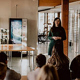 Isabell Jakob hat die Ausstellung mit Brockhammers Bilder im Landratsamt organisiert.