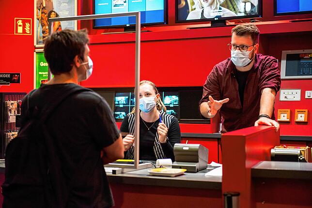 Wo sonst Gedränge herrscht, gilt im Cineplex jetzt: Abstand halten!