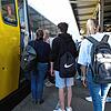 Wenn Schüler zum Unterricht kommen und nach der Schule wieder nach Hause fahren, wird&lsquo;s beim Einsteigen in den Zug schon mal eng. ...