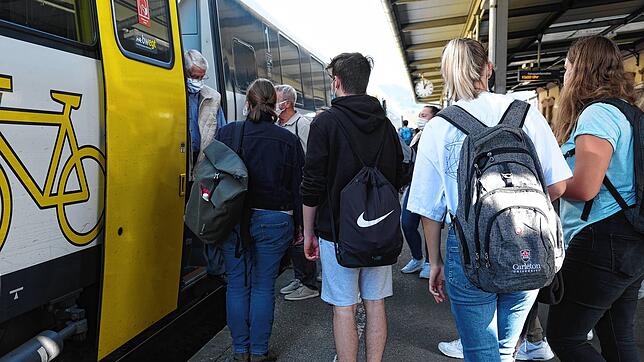 Wenn Schüler zum Unterricht kommen und nach der Schule wieder nach Hause fahren, wird&lsquo;s beim Einsteigen in den Zug schon mal eng. ...