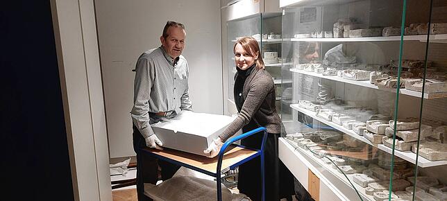 Siegfried Kempter und Sybille Trefflich vom Team des Stadtmuseums transportieren die Stücke aus der Ausstellung „Kunst & Kurioses“ ...