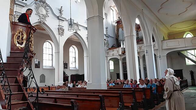 „Wir werden belagert!“, ruft die hereinstürmende Frau. Pater Stanislaus auf der Kanzel in der Franziskanerkircheist mäßig beeindruckt ...