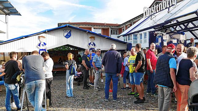 Bild 2: Strahlendes Altweiberwetter beim Albbrucker Dorffest: Tolle Stimmung und buntes Programm