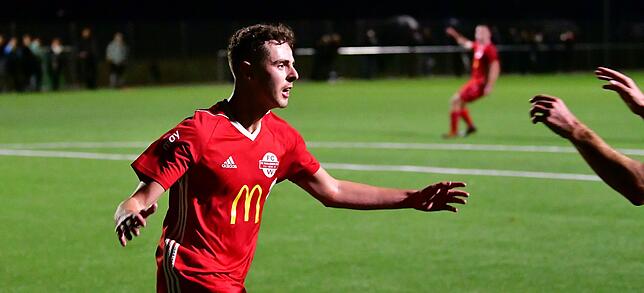 Bild 5: FC Wallbach feiert beim 3:1 gegen den FC Zell seinen ersten Heimsieg &ndash; und wir haben die Bilder!