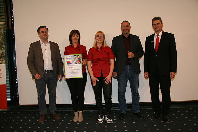 8. Platz. Über 750 Euro freut sich das Harmonika-Orchester Laufenburg (von links): Bürgermeister Ulrich Krieger, die Vorsitzenden ...