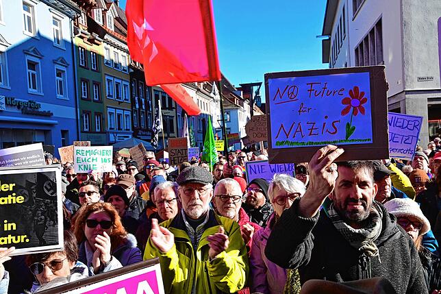 Zahlreiche Menschen versammeln sich auf dem Villinger Marktplatz, um für Demokratie und gegen Nazis einzustehen.