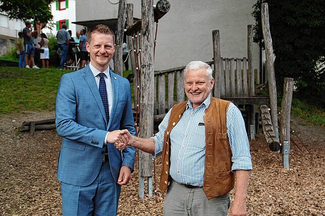 OB Simon Gröger (links) gratuliert Martin Aichem, der mit überwiegender Mehrheit zum neuen Ortsvorsteher gewählt wurde.
