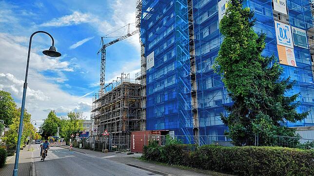 Blick von der Steinstraße auf die Ravensberg-Baustelle: Die Gebäude wachsen in die Höhe. Dieses Hochhaus und ein weiteres gehören zum ...
