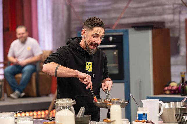 Gunnar Fichtergibt beim Dessert alles. Ob sein Dessert der Jury besser schmecken wird als das von Starkoch Steffen Henssler?