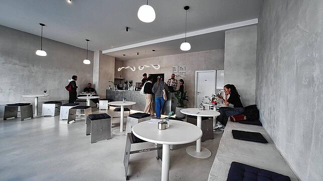 Blick in den Innenraum des Cafés. Nichts soll vom ursprünglichen Sinn und Zweck des Café ablenken.