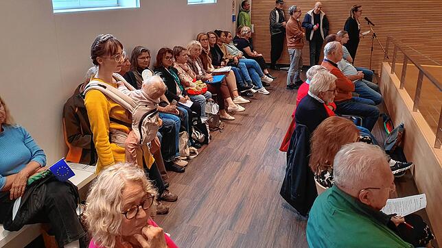 Besucherinteresse in der Gemeinderatssitzung in Überlingen zum Thema Rauenstein Ost/Sankt Leonhard.