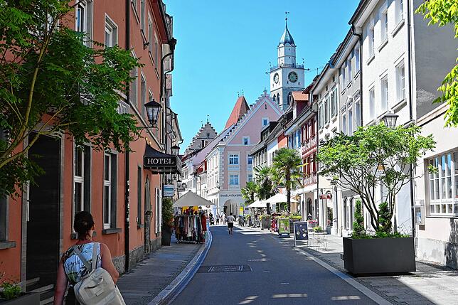 Der Eingang der Franziskaner Straße lockt mit bunten Fassaden und Blick auf den alles überragenden Münsterturm.