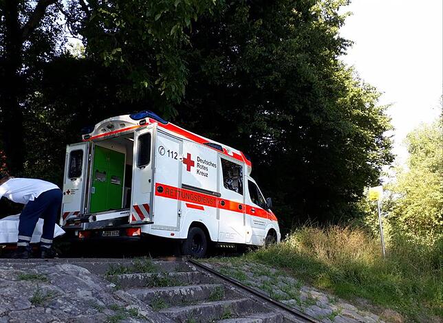 Ein Fahrzeug des DRK bringt den gerettenen 16-Jährigen in ein Krankenhaus.