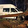 Bei Rielasingen konnte der Fahrer eines Kleintransporters einem umgestürzten Baum nicht mehr ausweichen. Erst nach einem ...