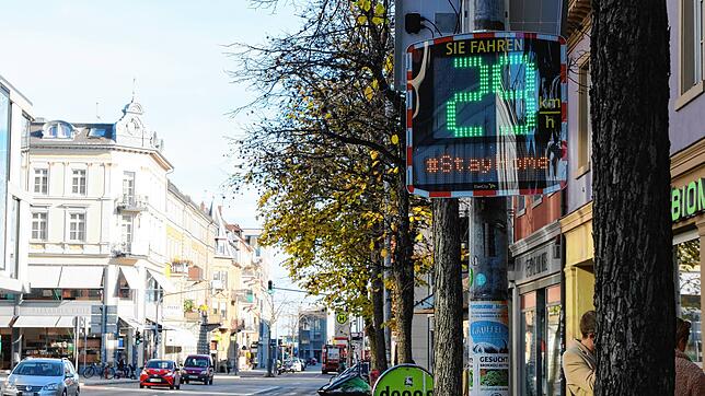 Eine Anzeige erinnert in der Bodanstraße daran, dass hier Tempo 30 gilt. Ein flächendeckendes 30er-Limit ist nach der ...