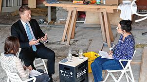 Oberbürgermeister Simon Gröger (mitte) beim Sommer-Interview auf der Baustelle zur Güttinger Gemeindescheune mit ...