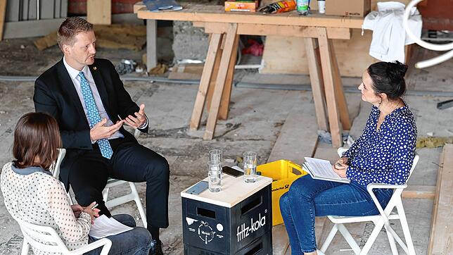 Oberbürgermeister Simon Gröger (mitte) beim Sommer-Interview auf der Baustelle zur Güttinger Gemeindescheune mit ...