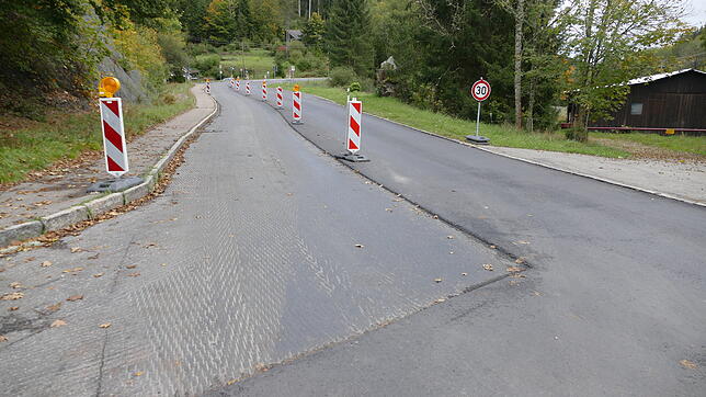Vom Abzweig nach Öttiswald bis zum Gasthaus Steinasäge fehlt auf der L&nbsp;170 noch der neue Fahrbahnbelag. Ansonsten sind die ...