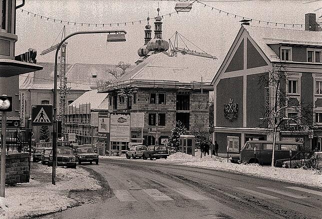 Von der Karlstraße hinunter zur Stadtkirche: Die Arbeiten an den Gebäuden beim Max-Rieple-Platz sind in vollem Gange.