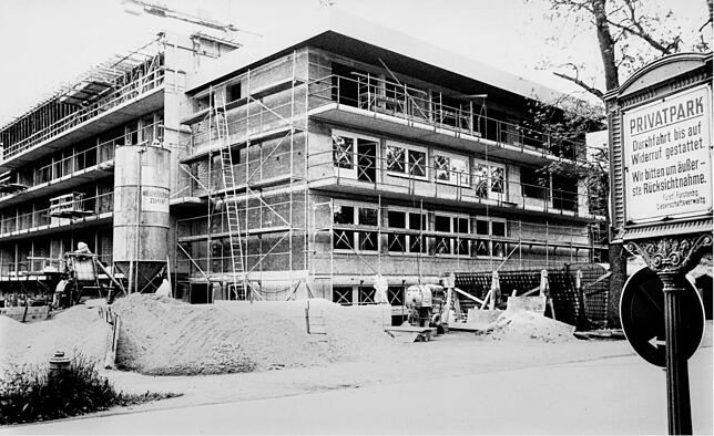 1976: Das neue Gebäude von St. Michael wächst konstant in die Höhe, der Rohbau steht bereits.