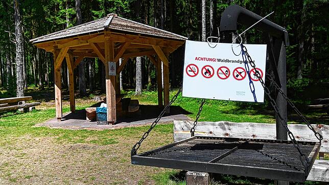 Hinweisschilder am Grillplatz im Stockwald weisen auf das aktuelle Grillverbot aufgrund der großen Waldbrandgefahr hin.