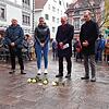 Nachdem Künstler Gunter Demnig den ersten Stolperstein auf dem Engener Marktplatz verlegt hatte, legten Historiker Wolfgang Kramer, die ...