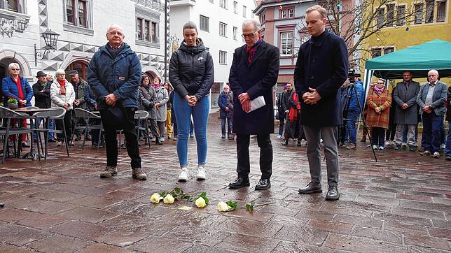Nachdem Künstler Gunter Demnig den ersten Stolperstein auf dem Engener Marktplatz verlegt hatte, legten Historiker Wolfgang Kramer, die ...