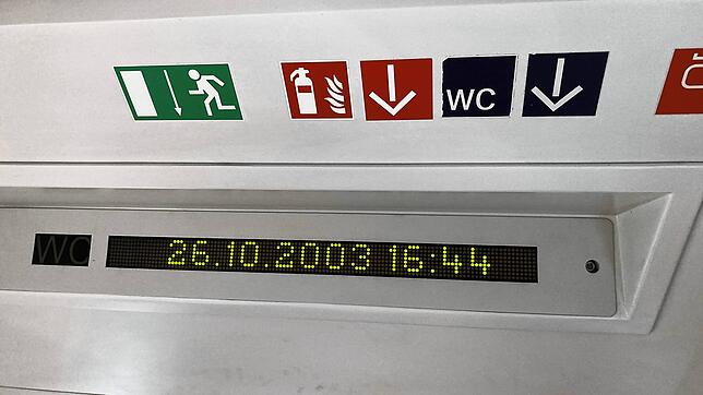 Am 11. Juni 2023 steht die Anzeige im Regionalexpress 4731 der Schwarzwaldbahn auf der Fahrt von Karlsruhe nach Konstanz auf der ...