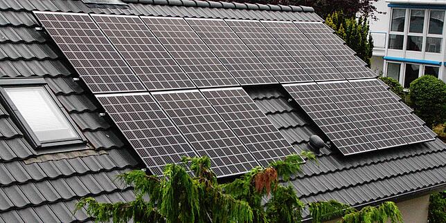 So sieht ein schwarzes Dach mit aufgesetzter klassischer Solaranlage aus.
