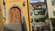 Der Eingang zum Rathaus in Meersburg. Die Amtszeit von Bürgermeister Robert Scherer endet am 31. März 2025. Er kandidiert zum zweiten Mal.