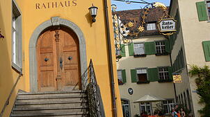 Der Eingang zum Rathaus in Meersburg. Die Amtszeit von Bürgermeister Robert Scherer endet am 31. März 2025. Er kandidiert zum zweiten Mal.