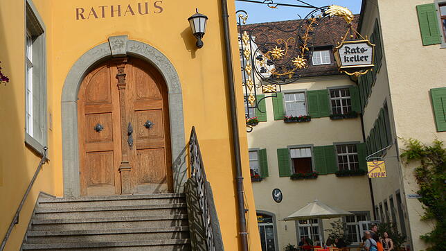 Der Eingang zum Rathaus in Meersburg. Die Amtszeit von Bürgermeister Robert Scherer endet am 31. März 2025. Er kandidiert zum zweiten Mal.