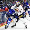 Die Schwenninger Wild Wings (links Daniel Neumann) wehrten sich gestern Abend tapfer gegen München (rechts Dominik Bittner) und holten ...