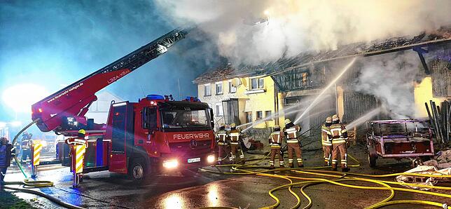 84 Einsatzkräfte von Feuerwehr, DRK, THW und der Polizei sind in der Brandnacht vor Ort