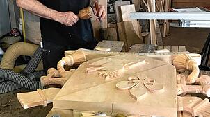 Jedes Detail muss stimmen: Bernauer Holzbildhauer Johannes Köpfer arbeitet an einem Papstwappen für das Konstanzer Münster. Foto: Karin ...