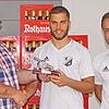 SÜDKURIER-Torjägerkanone: Sportredakteur Matthias Scheibengruber zeichnete den Bezirksliga-Torschützenkönig Sandro Knab (Mitte) vom SV ...