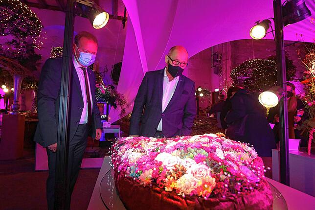 Dienstag, 18.05 Uhr: Der Überlinger Oberbürgermeister Jan Zeitler (links) begutachtet mit seinem Gast Wolfgang Sobotka, Präsident des ...