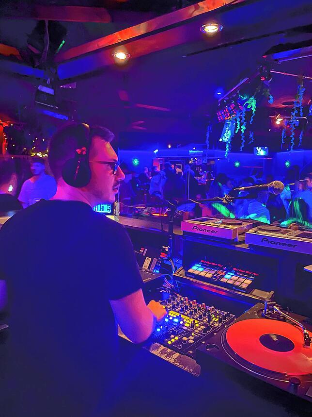 DJ Nic Kegan in Aktion, hier beim Auflegen im Donaueschinger Club Okay.