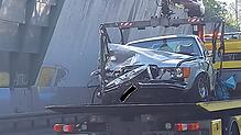 Der Mercedes SL, eines von den fünf beteiligten Fahrzeugen, wird schwer beschädigt von der B 31 bei Meersburg abtransportiert.