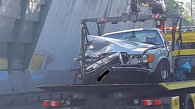 Der Mercedes SL, eines von den fünf beteiligten Fahrzeugen, wird schwer beschädigt von der B 31 bei Meersburg abtransportiert.