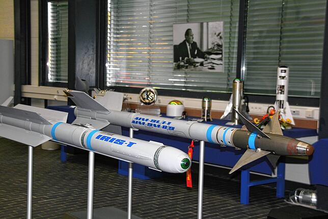 Die beiden Lenkflugkörper Sidewinder AIM-9L (hinten), mit dem 1960 die Geschichte der Lenkflugkörper-Produktion in Überlingen begann, ...