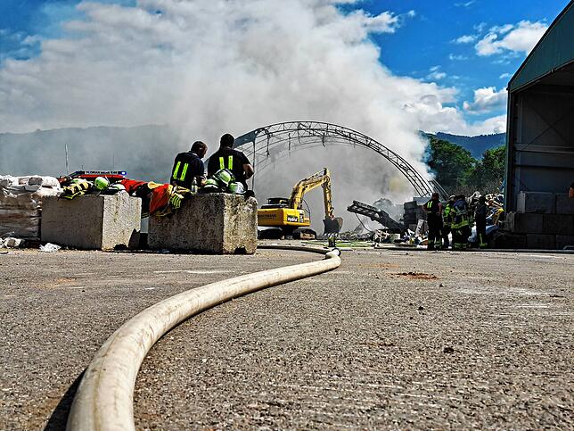Bild 27: Wehr: Feuer auf der Mülldeponie - Bilder des Einsatzes auf dem Lachengraben