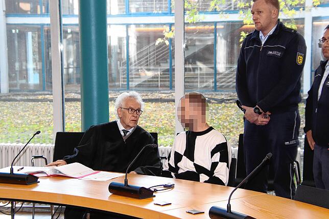 Der ältere der beiden Brüder vor dem Prozess im Gespräch mit seinem Verteidiger Hartung Schreiber (von links).