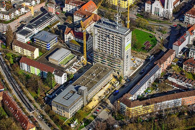 (Archivbild) Bei dieser Luftaufnahme von März 2023 wird nicht nur der Baufortschritt innerhalb eines Jahres am ehemaligen Telekomturm ...