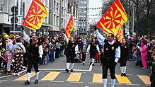 Die Fahnenschwinger der Historischen Narrenzunft Markdorf wirbeln im Februar 2024 ihre Fahnen beim großen Narrensprung in ...