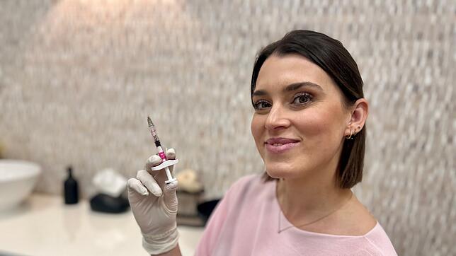 Injektionen präzise setzen, das gehört zu ihrem Berufsalltag: Die Ärztin Mona Suroglu hat in der ästhetischen Medizin ihre Berufung ...